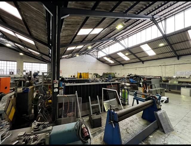 900M² WAREHOUSE FOR SALE IN PAROW EAST